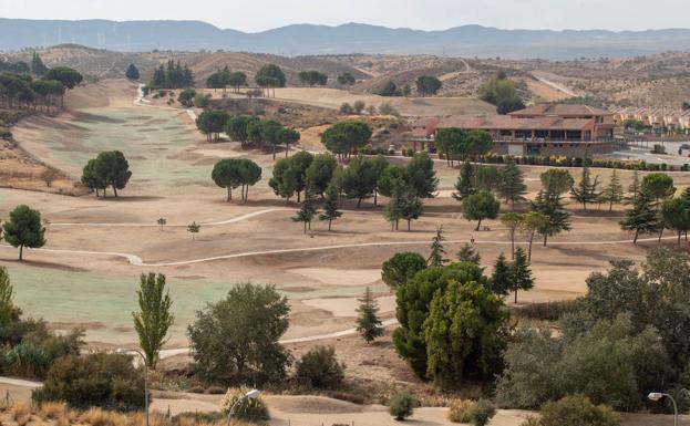 Los vecinos de Santa Clara acusan a la gestora de hundir el campo de golf y secarlo por no pagar la luz