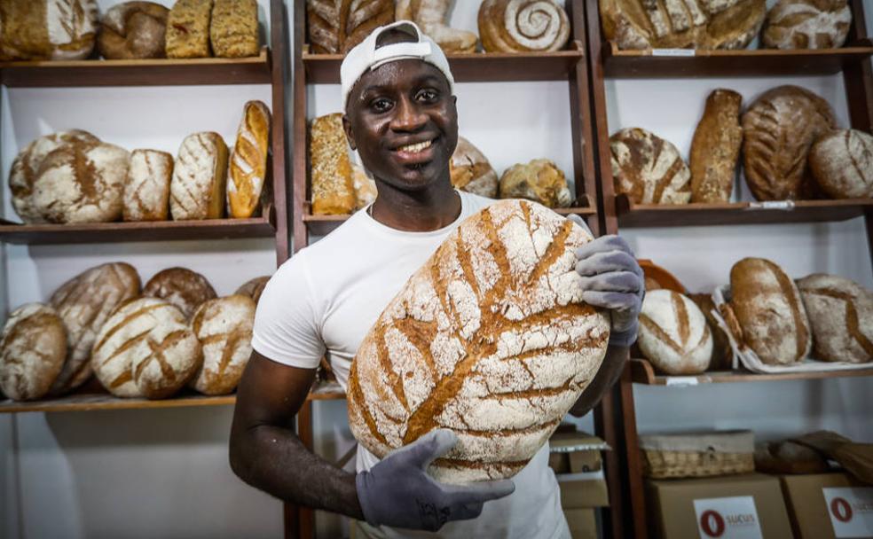 La historia del panadero de Senegal que triunfa en Granada