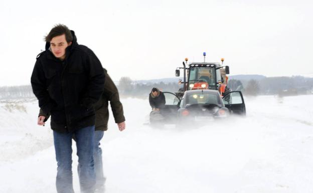 La DGT lanza un aviso a conductores que llevan el abrigo en el coche