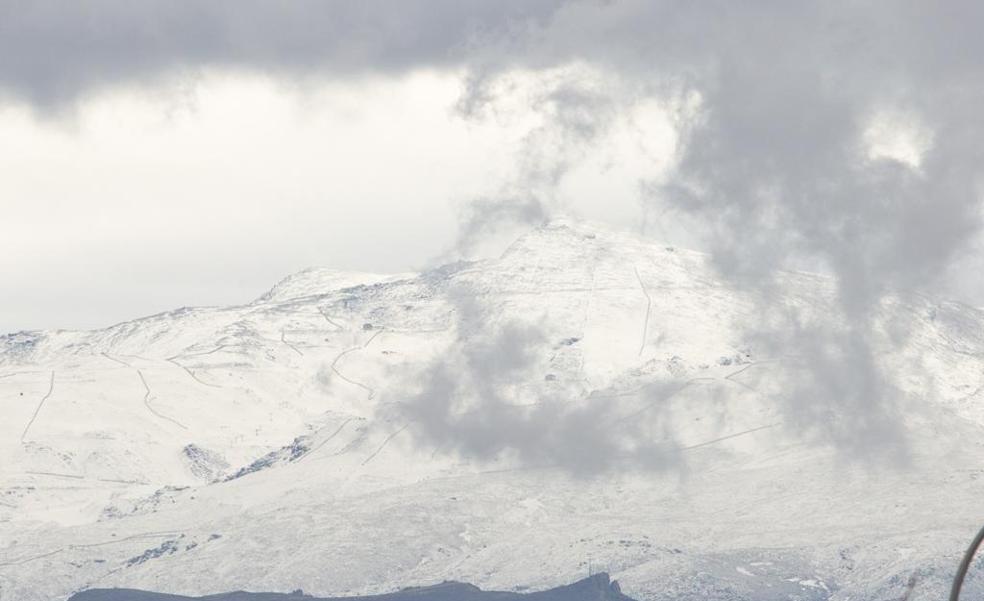 Sierra Nevada se tiñe de blanco y valora activar ya los cañones