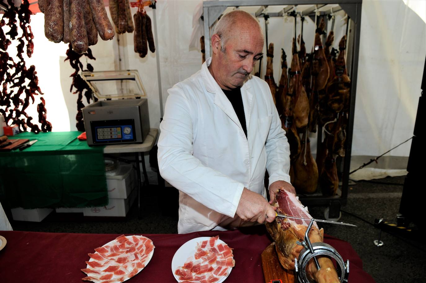 Miles de visitantes se dan cita en la Feria del Jamón de Trevélez