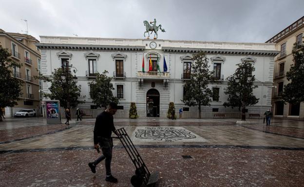 Administrativos, policías o técnicos: ¿cuánto cobran los funcionarios del Ayuntamiento de Granada?