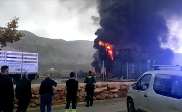 Las luces de Navidad de varios pueblos de Granada, en peligro por un incendio en una fábrica