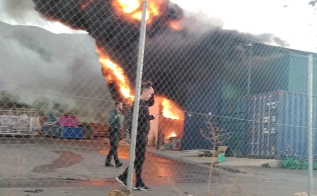 Distintos pueblos de Almería, sin luces de Navidad por el incendio en dos almacenes de iluminación