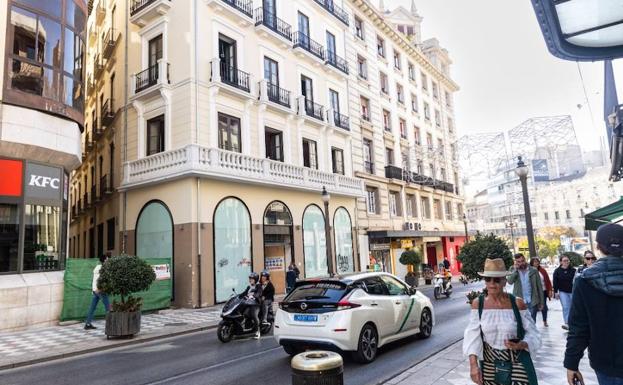 El edificio de Zara en Reyes Católicos, en obras para acoger una cadena de perfumerías