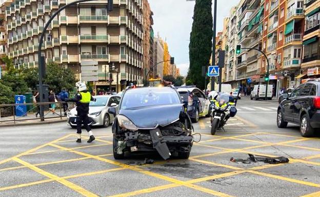 Una ambulancia choca contra un coche en Granada cuando acudía a una urgencia