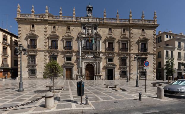 Absuelto de escribir en la minuta de su abogado «pagado» falsamente en Granada