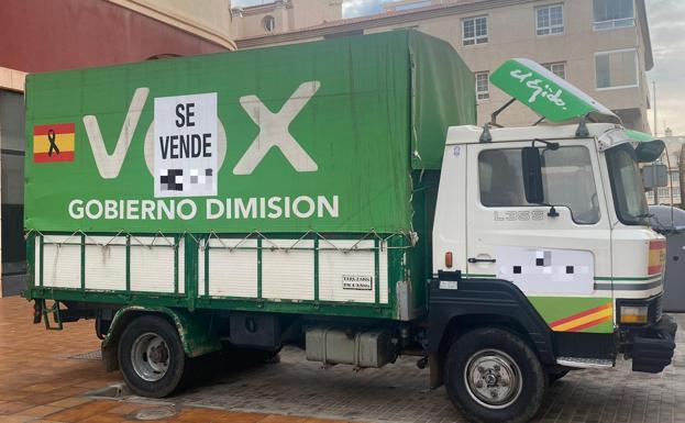 El camión de Vox El Ejido cuelga el cartel de 'Se Vende'