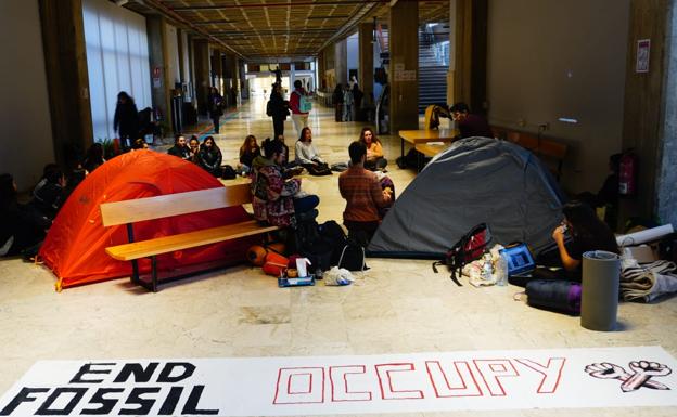 Estudiantes de Granada 'okupan' Filosofía y Letras para protestar contra los combustibles fósiles
