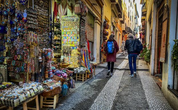 Los vecinos del Albaicín piden calles despejadas de mercancías por seguridad