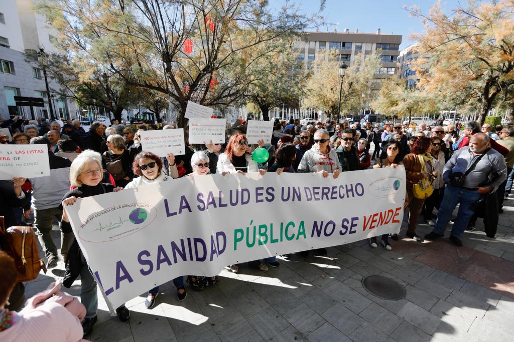 Concentración en Granada para denunciar la «saturación» y «privatización» de la sanidad