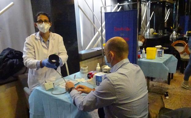 La Asociación Costaleros contra el Cáncer de Granada dona sangre