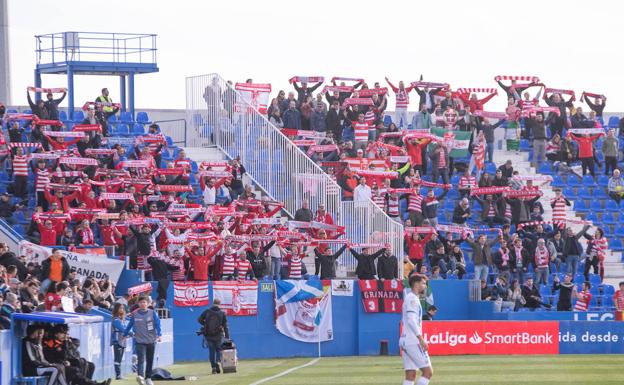 Un centenar de granadinistas salpica de rojiblanco el feudo del Leganés