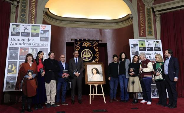 El retrato de Almudena Grandes hecho por Juan Vida ya forma parte del Ateneo de Madrid