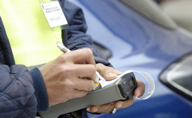 Esta es la multa que te pueden poner si aparcas sin dejar hueco a otros coches