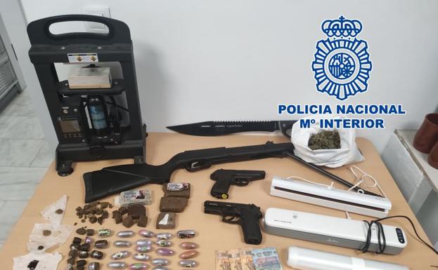 Amenazan y agreden a la Policía tras descubrir armas y droga en un cortijo de Torrenueva