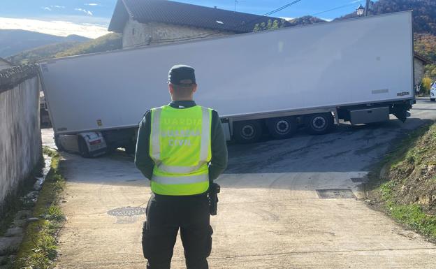 Un camionero granadino, atascado más de 24 horas por el GPS: «Temía que se cayera el muro»