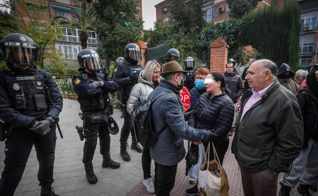 Dos detenidos en un desahucio tenso en Granada con un piso que se queda un fondo buitre