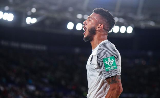 Luis Suárez se acerca al Almería