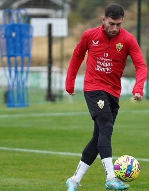 Adrián Embarba y sus compañeros buscan un salto de calidad para el Almería