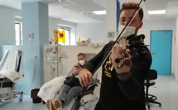 Concierto de viola para los pacientes de cáncer en el Virgen de las Nieves de Granada
