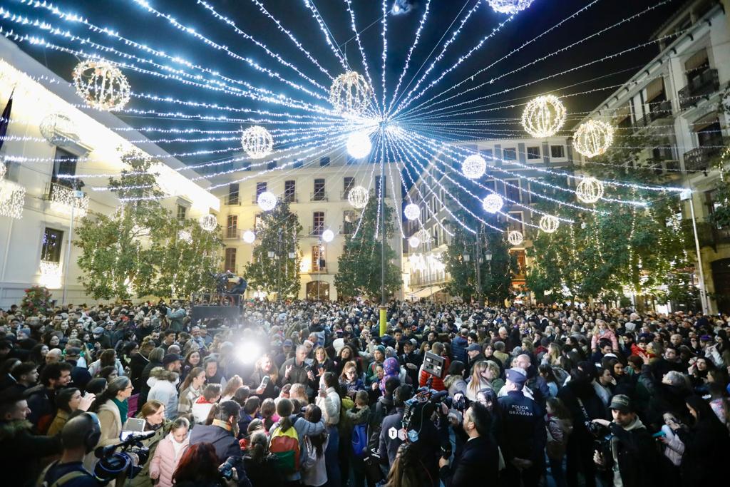 Luces y piruetas para dar la bienvenida a la Navidad en Granada