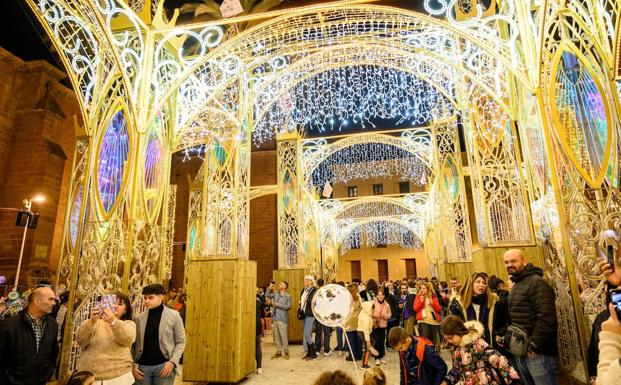 Un millón de luces para guiar a Papa Noel y los Reyes Magos hasta Almería