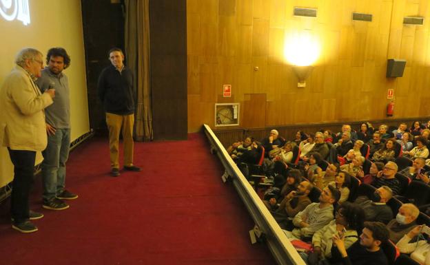 Llenazo en el cine Madrigal para ver el documental de Ian Gibson