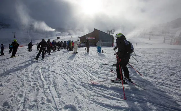 La temporada de esquí en Sierra Nevada se inaugura con dos kilómetros de pistas y 1.310 visitantes