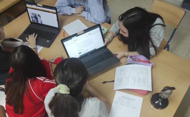 Jóvenes y mayores de Jaén realizan talleres para conocer los medios de comunicación