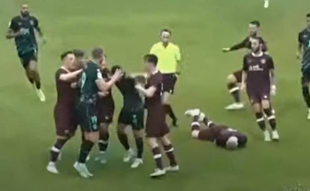 El Almería-Hearts se suspende antes del descanso por una tángana