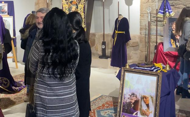 Una exposición de enseres muestra la historia de la cofradía de Jesús Nazareno de La Carolina