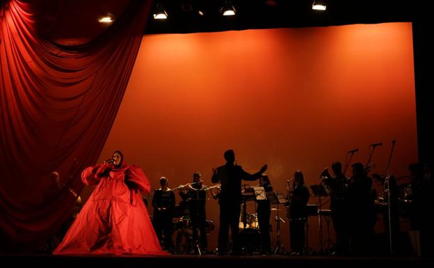 'Infinitas voces' eleva el Teatro Infanta Leonor a una atmósfera sensible y etérea