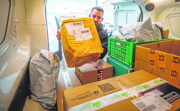 Los paquetes baratos de China y el gasoil caro minan la rentabilidad del sector