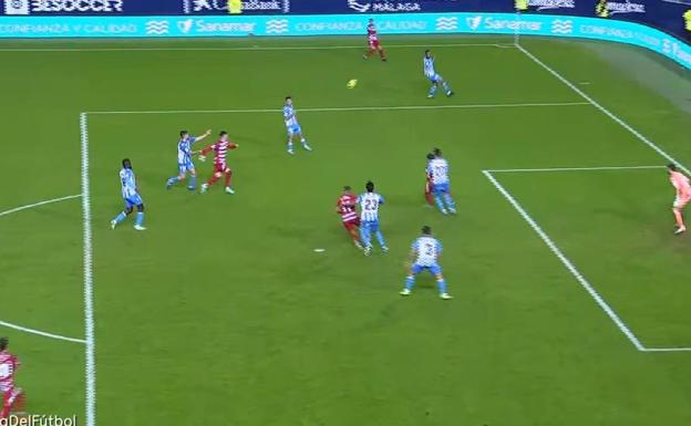 Penalti no señalado sobre Callejón por un agarrón muy claro