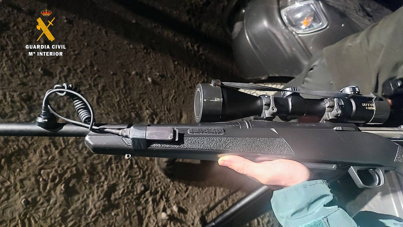 Pillados dos furtivos que cazaban jabalíes en una zona cercana a viviendas en Vera