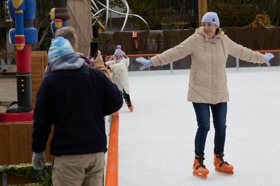 El pueblo de Granada que ofrece patinaje sobre hielo gratis esta Navidad: fechas y condiciones