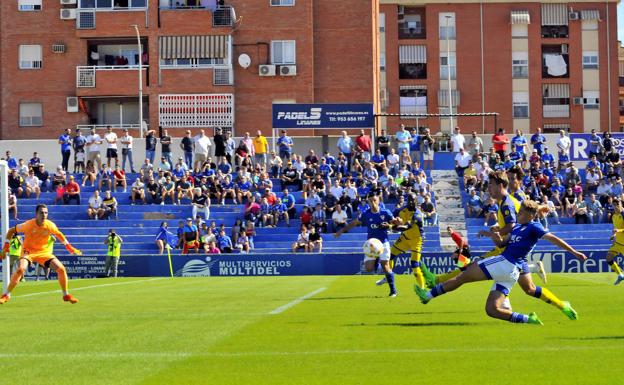 El Linares quiere reflotar el barco en casa ante el colista