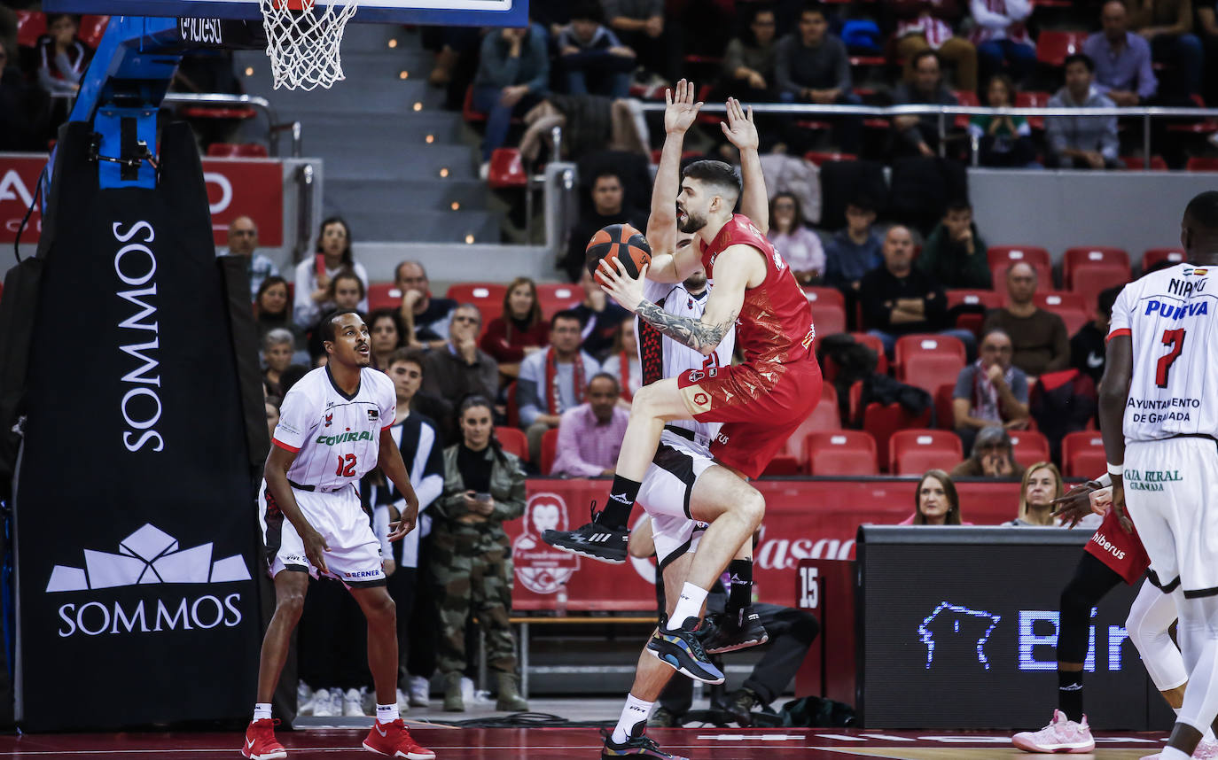 El partido entre Zaragoza y Covirán visto a pisto a pie de pista