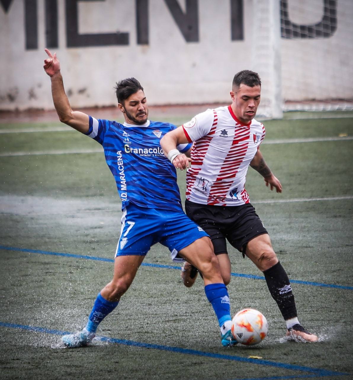 Empate justo en un derbi con más emoción que buen fútbol