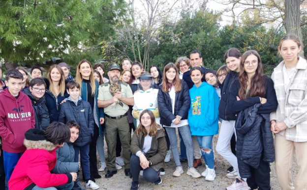 Estudiantes de Jaén participan en la suelta de un ave en la Vía Verde