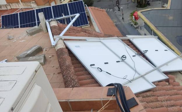 Continúan los destrozos en Jaén capital: placas solares arrancadas, árboles destroncados o un muro caído