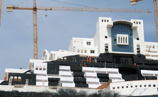 Greenpeace llevará al Constitucional la sentencia de El Algarrobico: «Posterga su agonía»