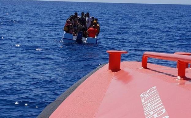 Condenan a dos hombres por patronear una patera con diez personas a bordo desde Argelia