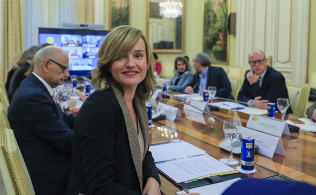 La ministra de Educación oficializa ante los consejeros el retraso de un año en la nueva EBAU