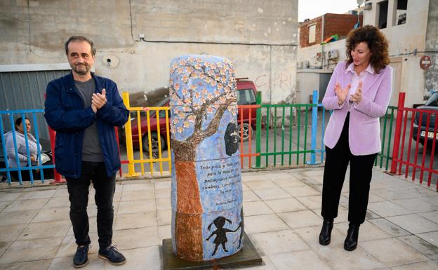 Almería recuerda a Carmen Mora con un monolito junto a su escuela infantil en Los Almendros