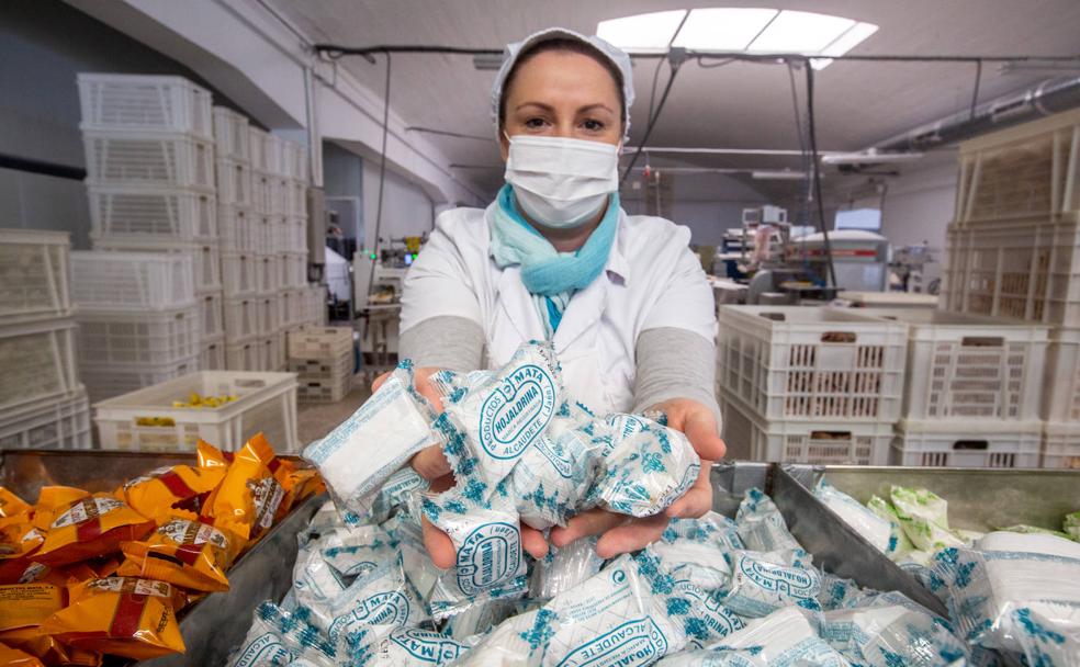 En el corazón de la fábrica de hojaldrinas más famosas de España