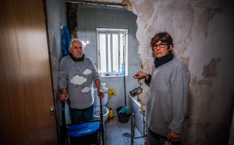 Un matrimonio de Granada pide ayuda para arreglar su casa 'desokupada': «Está en ruinas»
