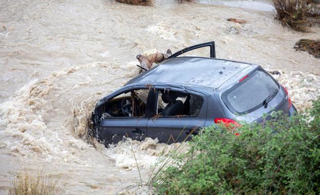 La lluvia hunde una carretera de Trevélez, arrolla dos coches en Ogíjares y anega carreteras