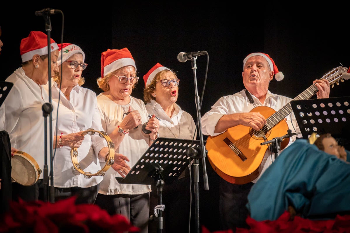 Los mayores ponen banda sonora a la Navidad a ritmo de villancico
